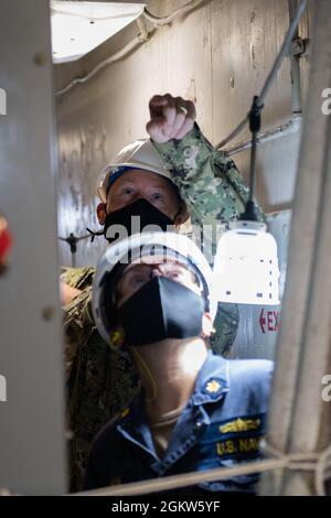 YOKOSUKA, Japon (6 juillet 2021) – Commandant, Groupe de grève expéditionnaire (ESG) sept SMA arrière. Christopher Engdahl, de South Bend, dans l'Indiana, effectue une visite des espaces d'ingénierie avec l'ingénieur en chef Lt. Cmdr. Patricia Cunanan, de Manille, à bord du navire amiral de la 7e flotte américaine USS Blue Ridge (LCC 19) le 6 juillet 2021. Blue Ridge est le plus ancien navire opérationnel de la Marine et, en tant que 7e navire de commandement de la flotte, travaille activement à favoriser les relations avec les alliés et les partenaires de la région Indo-Pacifique. Banque D'Images