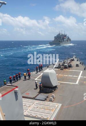 MER DE CHINE ORIENTALE (6 juillet 2021) le destroyer à missiles guidés de la classe Arleigh Burke USS John S. McCain (DDG 56) s'approche à côté du navire à cargaison sèche de la classe Lewis et Clark USNS Alan Shepard (T-AKE 3) pour effectuer un réapprovisionnement en mer. McCain est affecté à la Force opérationnelle 71/escadrille de Destroyer (DESRON) 15, la plus grande force DESRON de la Marine et la principale force de surface de la 7e flotte américaine. Banque D'Images