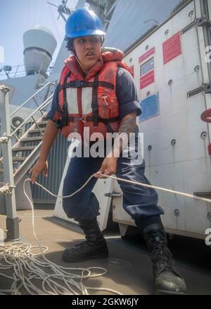 MER DE CHINE ORIENTALE (6 juillet 2021) le technicien Sonar de 2e classe Rosa Angeles, de Roxboro, N.C., monte une ligne à bord du destroyer de missile guidé de classe Arleigh Burke USS John S. McCain (DDG 56) lors d'un réapprovisionnement en mer avec le navire de fret sec de classe Lewis et Clark USNS Alan Shepard (T-AKE 3). McCain est affecté à la Force opérationnelle 71/escadrille de Destroyer (DESRON) 15, la plus grande force DESRON de la Marine et la principale force de surface de la 7e flotte américaine. Banque D'Images