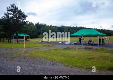 Les soldats américains se disputent l'insigne des Forces armées allemandes de la stratégie de Marksmanship 'Schutzenschnur' avec la rife allemande G36 et le pistolet P8 au Range 114, zone d'entraînement de Grafenwoehr, Allemagne le 7 juillet 2021. Les soldats américains qui réussissent le concours reçoivent le Schutzenschnur au niveau bronze, argent ou or, selon la précision d’un soldat. Banque D'Images