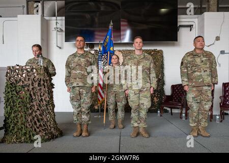 De gauche à droite, le colonel Frank Reyes, 341e commandant du Groupe des forces de sécurité; le Maj Brian Gilliam, 341e COMMANDANT sortant DES OSM; et le lieutenant-colonel min Lee, 341e commandant entrant DES OSM, se tiennent à l'attention tandis que le 1er lieutenant Leslie Fallert, 341e officier de logistique et de ressources DES OSM et émeure de cérémonie, Lit les ordres au cours d'une cérémonie de changement de commandement le 7 juillet 2021, à la base aérienne de Malmstrom, le Mont. Lee a pris le commandement des 341e OSM, qui est responsable de la formation de plus de 1,200 membres des forces de sécurité, équipement et soutien pour favoriser la force de combat la plus avancée et la plus prête pour le combat Banque D'Images