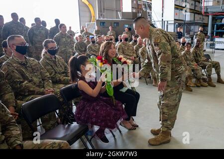 Le lieutenant-colonel min Lee, commandant entrant du 341e Escadron des opérations de sécurité des missiles, donne des fleurs à son épouse, Johanna, et à sa fille, Eleanor, lors d'une cérémonie de passation de commandement le 7 juillet 2021, à la base aérienne de Malmstrom, le colonel Lee a pris le commandement des 341e OSM, Qui est chargé de fournir à plus de 1,200 membres des forces de sécurité une formation, de l'équipement et du soutien pour favoriser la force de combat la plus avancée du Commandement global de la frappe de la Force aérienne. Banque D'Images