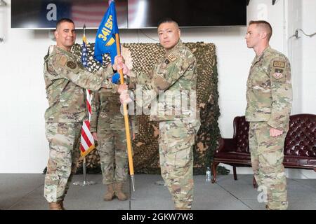 Le lieutenant-colonel min Lee, commandant entrant du 341e Escadron des opérations de sécurité des missiles, assume le commandement du colonel Frank Reyes, commandant du 341e Groupe des forces de sécurité lors d'une cérémonie de changement de commandement le 7 juillet 2021, à la base aérienne de Malmstrom, au Mont. Le 341e OMS fournit un entraînement à plus de 1,200 membres des forces de sécurité, Équipement et soutien pour favoriser la force de combat et de combat la plus avancée du Commandement de la frappe globale de la Force aérienne. Banque D'Images