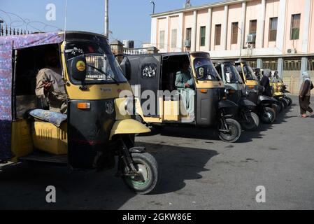 (210915) -- KANDAHAR, le 15 septembre 2021 (Xinhua) -- la photo prise le 14 septembre 2021 montre des pousse-pousse dans une station de transport de Kandahar, dans le sud de l'Afghanistan. POUR ALLER AVEC:' Roundup: Les Afghans sont loin d'être meilleurs pendant que le gouvernement taliban parvient à diriger un pays avec des appels à l'aide internationale' (photo de Sanaullah Seiam/Xinhua) Banque D'Images