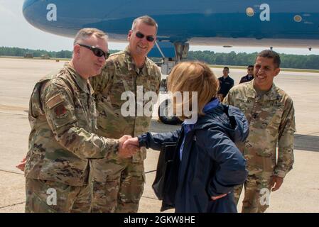 John Pogore, commandant de la 157e Escadre de ravitaillement en vol de la Garde nationale aérienne du New Hampshire, souhaite la bienvenue à Kathleen Hicks, secrétaire adjointe de la Défense, à la base de la Garde nationale aérienne de Pease, New Hasmpshire, le 7 juillet 2021. Le sous-secrétaire à la Défense se trouvait dans la région de Portsmouth, en N.H., pour une visite de la base du chantier naval de Portsmouth, à Kittery, dans le Maine. Banque D'Images