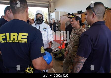 Sgt. 1ère classe Chalcédoine Silva, Garde nationale d'Hawaï, 93e armes de destruction massive - équipe de soutien civil, passe en revue les procédures de décontamination avec les pompiers de Kauai, Kauai, Hawaii, 07 juillet 2021. La Garde nationale d'Hawaï 93e WMD-CST a mené une formation conjointe avec les agences d'intervention d'urgence de Kauai, y compris le Service des incendies de Kauai, le Service de police de Kauai et le Ministère de la Santé d'Hawaï afin d'affiner et d'appliquer l'interopérabilité des interventions des comtés d'Hawaï dans un matériau naturel ou artificiel dangereux (HAZMAT) ou chimique, biologique, radiologique, Incident nucléaire (CBRN). Banque D'Images