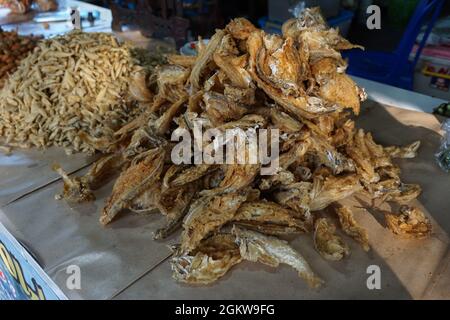Poisson frit avec un fond naturel. Les poissons frits indonésiens couverts de farine utilisent généralement de petits poissons. Cette nourriture aussi appelée wader goreng Banque D'Images
