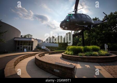 Un hélicoptère « Huey » 1964 Bell UH-1D au New Jersey Vietnam Veterans’ Memorial à Holmdel, N.J., le 7 juillet 2021. L'hélicoptère, l'un des plus de 7,000 Hueys qui ont servi pendant la guerre du Vietnam, a été restauré par des volontaires et a été dédié le 7 mai 2014. Le Mémorial, un pavillon circulaire en plein air d'un diamètre de 200 pieds, a été conçu par Hien Nguyen, qui est venu aux États-Unis du Vietnam en 1975. Il est composé de 366 panneaux de granit noir de huit pieds de hauteur, chacun représentant un jour de l'année. Les victimes sont inscrites sur les panneaux de granit le jour où elles ont été tuées. Le septième volet de mai Banque D'Images