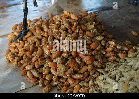 Poisson frit avec un fond naturel. Les poissons frits indonésiens couverts de farine utilisent généralement de petits poissons. Cette nourriture aussi appelée wader goreng Banque D'Images