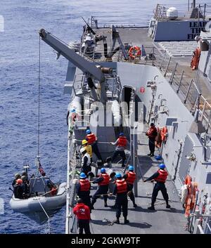 210707-N-BA874-1004 OCÉAN PACIFIQUE (le 7 juillet 2021) marins à bord du destroyer de la classe Arleigh Burke USS Michael Murphy (DDG 112) membres inférieurs de l'équipe de visite, de conseil, de perquisition et de saisie, juillet 7, 2021. Michael Murphy mène actuellement des opérations de routine dans la troisième flotte des États-Unis. Banque D'Images