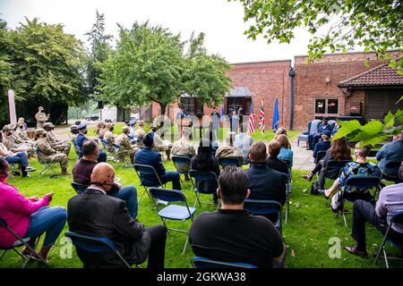 Richard Martin, colonel de la U.S. Air Force, à l'arrière, parle lors d'une cérémonie de passation de commandement à la RAF Alconbury, en Angleterre, le 8 juillet 2021. Au cours de la cérémonie, le lieutenant-colonel Jarvora Duncan a cédé le commandement du 423e Escadron de soutien de la Force au Maj. Kirsten Nicholls. Banque D'Images