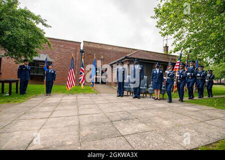 La garde d'honneur de la base du 423e Groupe de base aérienne, à droite, présente les couleurs lors d'une cérémonie de changement de commandement à la RAF Alconbury, en Angleterre, le 8 juillet 2021. Au cours de la cérémonie, le lieutenant-colonel Jarvora Duncan a cédé le commandement du 423e Escadron de soutien de la Force au Maj. Kirsten Nicholls. Banque D'Images