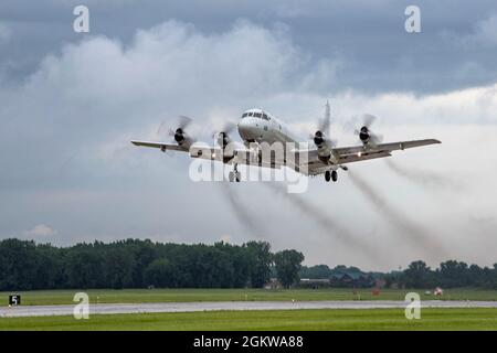 BASE DE LA GARDE NATIONALE DE SELFRIDGE AIR, MI, ÉTATS-UNIS 07.08.2021 A Navy P-3 Orion part de la base de la garde nationale de Selfridge, Michigan, avec le personnel de soutien de la base aérienne navale de Jacksonville, Floride. Le P-3 et quatre avions de patrouille maritime P-8 Poséidon se trouvaient à Selfridge pour prendre refuge contre l'ouragan Elsa. La grande rampe de la base fait de Selfridge un endroit parfait pour le soutien d'évacuation d'ouragan ainsi qu'une grande variété d'avions transitoires. Banque D'Images