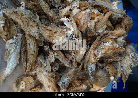 Poisson frit avec un fond naturel. Les poissons frits indonésiens couverts de farine utilisent généralement de petits poissons. Cette nourriture aussi appelée wader goreng Banque D'Images