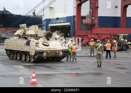 Les logisticiens et les transporteurs de la 598e Brigade des transports, du Commandement du déploiement et de la distribution de surface et du 21e Commandement du soutien du théâtre ont commencé à décharger plus de 1000 articles d'équipement au port de Gdansk, en Pologne, le 8 juillet 2021. Après avoir reçu l'équipement du navire, la 16e Brigade de soutien, le 21e TSC est responsable de son mouvement ultérieur. Cela permet de s'assurer que les bons équipements arrivent aux bons emplacements. Banque D'Images