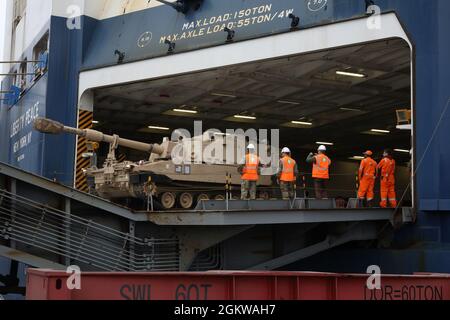 Les logisticiens et les transporteurs de la 598e Brigade des transports, du Commandement du déploiement et de la distribution de surface et du 21e Commandement du soutien du théâtre ont commencé à décharger plus de 1000 articles d'équipement au port de Gdansk, en Pologne, le 8 juillet 2021. L'équipement appartient à l'équipe de combat de la 1re Brigade blindée, la 1re Division d'infanterie qui se déploie à partir de fort Riley, Kansas, en juillet 2021 pour appuyer Atlantic Resolve. Banque D'Images