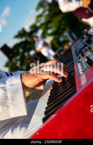 210708-N-BM428-0034 ODESA, Ukraine (8 juillet 2021) le musicien de 2e classe Matthew Jones, affecté au groupe des forces navales américaines Europe et Afrique, joue le clavier devant la colonie Vorontsov à Odesa, Ukraine pendant l'exercice Sea Breeze, le 8 juillet 2021. L'exercice Sea Breeze est un exercice maritime multinational organisé par la Sixième flotte américaine et la marine ukrainienne depuis 1997. Sea Breeze 2021 vise à améliorer l'interopérabilité des pays participants et à renforcer la sécurité maritime et la paix dans la région. Banque D'Images