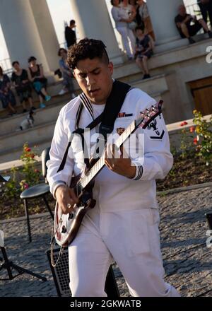 210708-N-BM428-0026 ODESA, Ukraine (8 juillet 2021) musicien de 3e classe Marcello Carrion, affecté au groupe des forces navales américaines Europe et Afrique, joue la guitare devant la Colonnade Vorontsov à Odesa, Ukraine pendant l'exercice Sea Breeze, 8 juillet 2021. L'exercice Sea Breeze est un exercice maritime multinational organisé par la Sixième flotte américaine et la marine ukrainienne depuis 1997. Sea Breeze 2021 vise à améliorer l'interopérabilité des pays participants et à renforcer la sécurité maritime et la paix dans la région. Banque D'Images