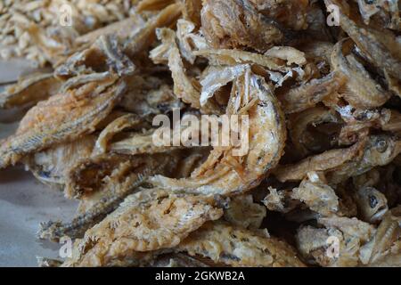 Poisson frit avec un fond naturel. Les poissons frits indonésiens couverts de farine utilisent généralement de petits poissons. Cette nourriture aussi appelée wader goreng Banque D'Images