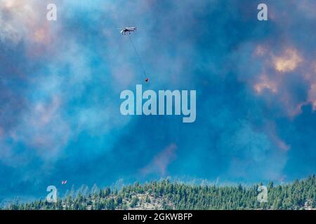 Un hélicoptère larme de l'eau sur le feu du complexe Beckwtrith le 8 juillet 2021 près du lac Frenchman, en Californie du Nord. En plus d'autres ressources, trois gardes nationaux de l'Air C-130s--deux du Nevada et un de Californie aideront à lutter contre le feu du complexe Beckwuth dans le nord de la Californie. Le DoD, par l'intermédiaire du commandant du Commandement du Nord des États-Unis Banque D'Images