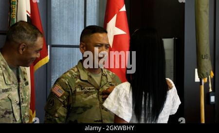 Le major général Antonio A. Aguto Jr. Est promu lieutenant général lors de sa cérémonie de promotion au quartier général de la première armée, à Rock Island Arsenal, à Rock Island, dans l'Illinois, le 8 juillet, 2021. Après la cérémonie, le Lieutenant général Aguto a été accueilli par la première Armée comme 40ème Commandant général de la première Armée pendant la cérémonie de passation de commandement, qui s'est tenue plus tard dans la journée au quartier général de la première Armée. Banque D'Images