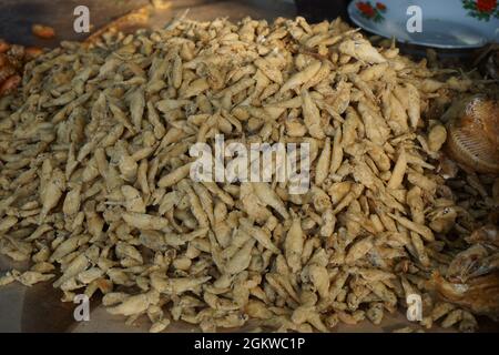 Poisson frit avec un fond naturel. Les poissons frits indonésiens couverts de farine utilisent généralement de petits poissons. Cette nourriture aussi appelée wader goreng Banque D'Images