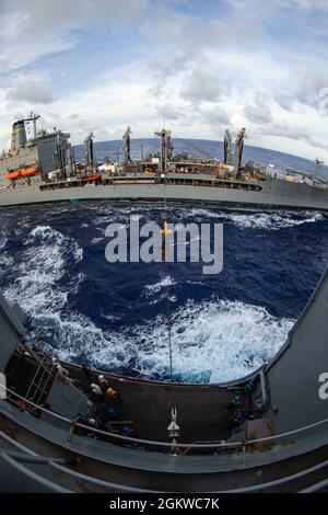 Les bidons d'huile lubrifiante sont déplacés de USNS Tippecanoe (T-AO 199) à USS Germantown (LSD 42) lors d'un réapprovisionnement en mer (RAS) dans l'océan Pacifique, le 8 juillet 2021. Un RAS permet aux navires d'obtenir des marchandises essentielles sans les tirer au port pour qu'ils puissent poursuivre leurs opérations dans les zones qui leur sont attribuées. La 31e unité expéditionnaire maritime opère à bord de navires du groupe America Expeditionary Ready dans la zone d'opérations de la 7e flotte américaine afin d'améliorer l'interopérabilité avec les alliés et les partenaires et de servir de force de réaction prête pour défendre la paix et la stabilité dans la région Indo-Pacifique. Banque D'Images