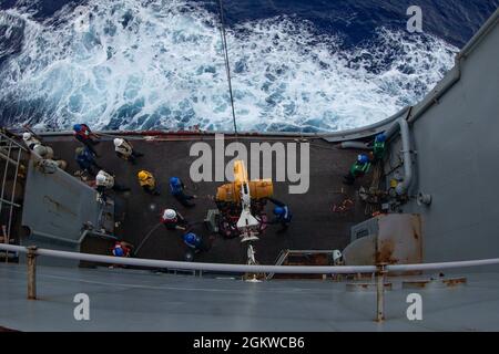 Les marins de la marine américaine à bord de l'USS Germantown (LSD 42) retirent les bidons d'huile lubrifiante du Tippecanoe de l'USNS lors d'un réapprovisionnement en mer (RAS) dans l'océan Pacifique, le 8 juillet 2021. Un RAS permet aux navires d'obtenir des marchandises essentielles sans les tirer au port pour qu'ils puissent poursuivre leurs opérations dans les zones qui leur sont attribuées. La 31e unité expéditionnaire maritime opère à bord de navires du groupe America Expeditionary Ready dans la zone d'opérations de la 7e flotte américaine pour améliorer l'interopérabilité avec les alliés et les partenaires et servir de force de réaction prête à défendre la paix et la stabilité dans le reg Indo-Pacifique Banque D'Images