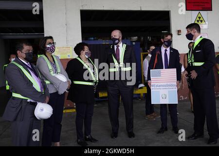 Les autorités des États-Unis et du Guatemala attendent l'arrivée de 1.5 millions de vaccins Moderna à Guatemala City, au Guatemala, le 8 juillet 2021. Les États-Unis ont mené la collaboration entre les Centers for Disease Control and Prevention (CDC), American Airlines, U.S. Agency for International Development Banque D'Images