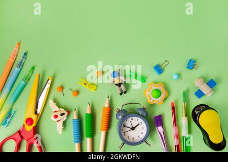 Différentes fournitures scolaires sur fond vert.Retour au concept de l'école,vue de dessus.fond vert avec espace de copie. Banque D'Images