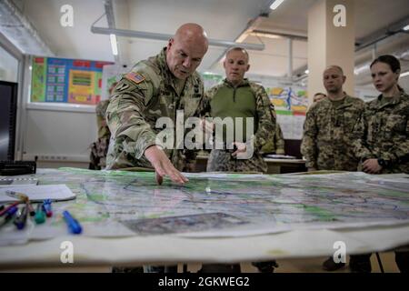 Le général Roger L. Cloutier Jr., commandant du commandement allié de l'OTAN et adjoint par intérim des Forces terrestres ukrainiennes, le général Oleksandr Holodniuk, visite le Centre international de maintien de la paix et de sécurité près de Yavoriv (Ukraine), le 8 juillet 2021. Dans le cadre des entretiens continus entre l'OTAN et les forces terrestres ukrainiennes, la visite a permis la collaboration et l'échange d'informations entre les cadres supérieurs et l'élaboration de meilleures pratiques au sein de leurs organisations. Banque D'Images