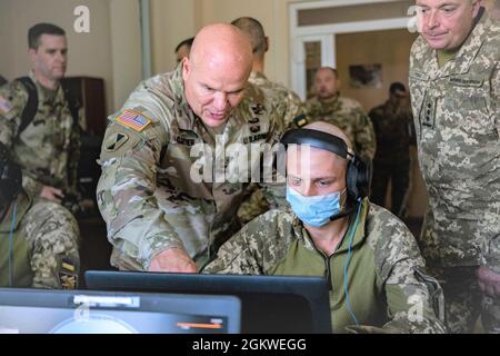 Le général Roger L. Cloutier Jr., commandant du commandement allié de l'OTAN et adjoint par intérim des Forces terrestres ukrainiennes, le général Oleksandr Holodniuk, visite le Centre international de maintien de la paix et de sécurité près de Yavoriv (Ukraine), le 8 juillet 2021. Dans le cadre des entretiens continus entre l'OTAN et les forces terrestres ukrainiennes, la visite a permis la collaboration et l'échange d'informations entre les cadres supérieurs et l'élaboration de meilleures pratiques au sein de leurs organisations. Banque D'Images