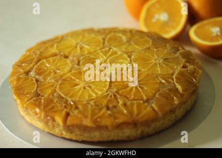 Gâteau à l'envers Orange maison avec tranches d'orange sur le dessus. Prise de vue sur fond blanc. Banque D'Images