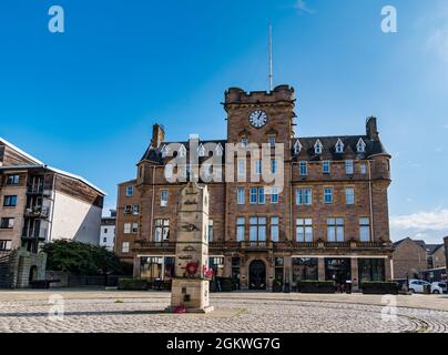 Grand bâtiment victorien aujourd'hui Malmaison Hôtel et mémorial de la marine marchande lors d'une journée ensoleillée avec ciel bleu, Leith, Édimbourg, Écosse, Royaume-Uni Banque D'Images