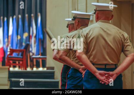 Général de division du corps des Marines des États-Unis, Jason Q. Bohm, commandant général (CG), Commandement du recrutement du corps des Marines (CRC), Sgt. Le Maj. Cortez L. Brown, sergent-major sortant de la CEMM et le Sgt. Le Maj. Adan F. Moreno, sergent-major entrant de la CRCB, se trouve au repos du défilé pendant la cérémonie de relève et de nomination du sergent-major de la CRCB à Little Hall, base du corps des Marines, Quantico, Virginie, le 9 juillet 2021. Pendant la cérémonie, le Sgt. Le Maj. Cortez L. Brown a été soulagé en tant que sergent-major de la CRC pendant que le sergent. Le Maj. Adan F. Moreno a été nommé nouveau sergent-major de la CRCB. Banque D'Images