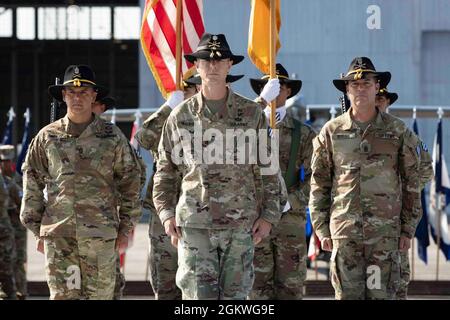 Sgt. Commandement Le Maj Edgard Gonzales (à gauche), le commandant de service entrant du 3e Escadron, 17e Régiment de cavalerie, 3e Brigade de l'aviation de combat, 3e Division d'infanterie, le lieutenant-colonel Jeffrey Paulus (au centre), le commandant du 3e Sqn., 17e. Régt. Et Sgt. Commandement Le major Erik Burris (à droite), le sergent-major sortant, se tient en formation lors de la cérémonie de changement de responsabilité de l’unité à l’aérodrome de l’Armée Hunter, en Géorgie, en juillet 9. Lors de la cérémonie, les soldats de la 3e Sqn., 17e. Le Régt. A dit Au revoir au sergent de commandement. Le Maj Erik Burris et le Sgt de commandement souhaité la bienvenue. Maj. Edgard Gonzalez Banque D'Images