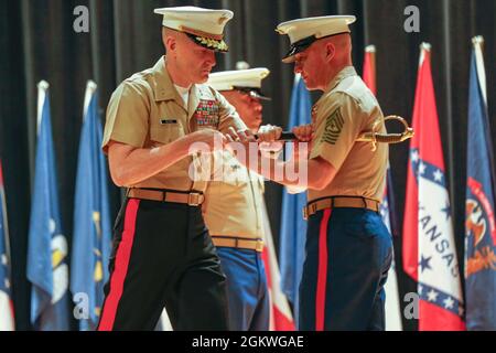 Sergent du corps des Marines des États-Unis Le Maj. Adan F. Moreno, sergent-major entrant du Commandement du recrutement des corps maritimes (CRCM), reçoit l'épée de Mameluke par le général de division Jason Q. Bohm, commandant général (CG), lors de la cérémonie de relève et de nomination du sergent-major de la CRCM à Little Hall, base du corps marin Quantico, Virginie, le 9 juillet 2021. Pendant la cérémonie, le Sgt. Le Maj. Cortez L. Brown a été soulagé en tant que sergent-major de la CRC pendant que le sergent. Le Maj. Adan F. Moreno a été nommé nouveau sergent-major de la CRCB. Banque D'Images