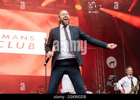 Jonathan Scratchley, du groupe Gentleman's Dub Club, se présentant lors d'un festival de concerts de musique à Garon Park, Southend on Sea, Essex, Royaume-Uni Banque D'Images