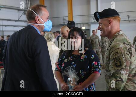 Le colonel de l'armée américaine John Broam, à droite, le commandant sortant salue Thomas Deffner, à gauche, le maire Lord d'Ansbach, en Allemagne, le 9 juillet, à Hangar 2, sur l'aérodrome de l'armée de Katterbach, à Katterbach, en Allemagne. Banque D'Images