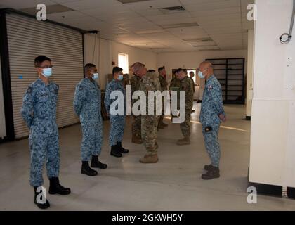 Sergent-chef de la Force aérienne des États-Unis. Brenton Sampson, 366e gestionnaire des armes de la 8e Escadre de chasseurs, inspecte les uniformes des aviateurs participant au Concours trimestriel des équipages de chargement, 9 juillet 2021, à la base aérienne de Mountain Home, Idaho. Cette compétition se fait en trois équipes de trois aviateurs et teste leur capacité à charger rapidement des munitions dans un avion. Banque D'Images