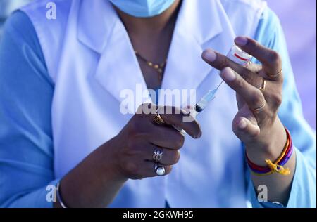 New Delhi, Inde. 15 septembre 2021. Un agent de santé prépare une dose du vaccin Covaxin Covid-19 à administrer au cours d'un camp de vaccination spécial dans la zone de la grappe à New Delhi. Ce camp spécial a été organisé pour les sans-abri et les pauvres qui vivent en dessous du seuil de pauvreté. Crédit : SOPA Images Limited/Alamy Live News Banque D'Images