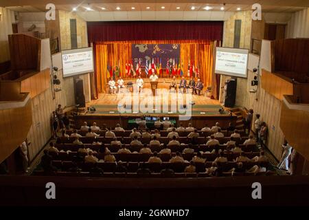 210710-F-D0094-179 ODESA (Ukraine) (le 10 juillet 2021) les membres du contingent des Forces armées canadiennes (FAC) pour l'exercice SEA BREEZE 21 participent à la cérémonie de clôture à Odesa (Ukraine) le 10 juillet 2021. Du 28 juin au 10 juillet 2021, l'exercice SEA BREEZE 21 a vu plus de 30 pays participants, 32 navires, 40 avions, environ 5,000 soldats et 18 équipes d'opérations spéciales et de plongée. Cet exercice annuel, co-organisé par la Marine des États-Unis et la Marine ukrainienne, vise à former ensemble et à faire de nouveaux amis sur la base d'un engagement commun en faveur de la paix et de la stabilité en Europe. Le CAF dele Banque D'Images