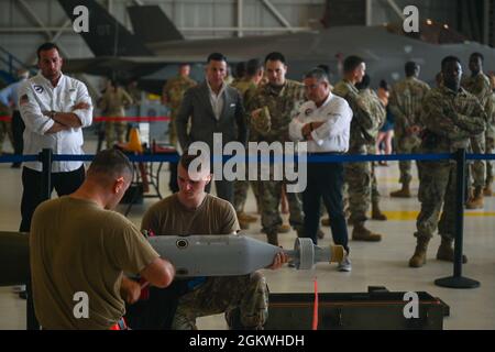 Airman Logan Geiser, chef d'équipage du 33e Escadron de maintenance des aéronefs, et Airman Bradley Wison, membre d'équipage du 33e Escadron de chargement d'armes, transportent les bombes GBU-12 lors d'une compétition trimestrielle de chargement d'armes, le 9 juillet 2021, à la base aérienne d'Eglin, en Floride. Au cours de la compétition, deux équipes d'équipage de charge ont été évaluées sur le niveau de sécurité, d'efficacité et de vitesse démontré lors du chargement des munitions. Banque D'Images