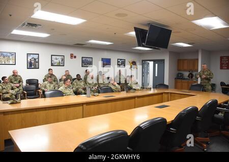 Les membres du groupe de maintenance 442d se réunissent pour assister à une séance d'information sur le perfectionnement professionnel, le samedi 10 juillet 2021, sur la base aérienne de Whiteman, au Missouri. Ils ont fait appel à la direction du groupe pour organiser ces réunions chaque week-end de forage afin de fournir à leurs aviateurs des renseignements sur le perfectionnement personnel et professionnel. Les sujets des réunions vont des prestations de retraite aux trousses d'évaluation du rendement. Ce mois-ci, Sgt. Russell Guajardo, chef de vol du 442d Escadron de munitions, a informé les aviateurs de l'importance des équipes de développement et du plan de développement inscrit. Ces à Banque D'Images