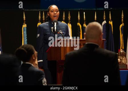 Le chanteur de la bande de vol de la Force aérienne des États-Unis, Airman Melan Smartt, signe l'hymne national pendant le Sgt principal. Cérémonie d'initiation au Musée national de la Force aérienne des États-Unis, à la base aérienne Wright-Patterson, Ohio, le 10 juillet 2021. Dix membres de l'équipe Wright-Patt ont été sélectionnés pour être promus au rang le plus élevé de la Force aérienne. Banque D'Images