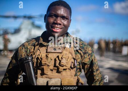 U.S. Marine avec India Company, Bataillon Landing Team 3/5, 31e Marine Expeditionary Unit (MEU) pose pour une photo à bord de l'USS New Orleans (LPD 18) après avoir effectué un exercice d'appel de stress dans la mer des Philippines, le 10 juillet 2021. India Company a exécuté des exercices d'appel de stress pour simuler des situations de la vie réelle sous le stress tout en maintenant la compétence avec plusieurs systèmes d'armes. Le 31e MEU opère à bord de navires de la zone d'opérations du groupe de grève expéditionnaire américain pour améliorer l'interopérabilité avec les alliés et les partenaires, et servir de force de réaction prête pour défendre la paix et la stabilité i Banque D'Images