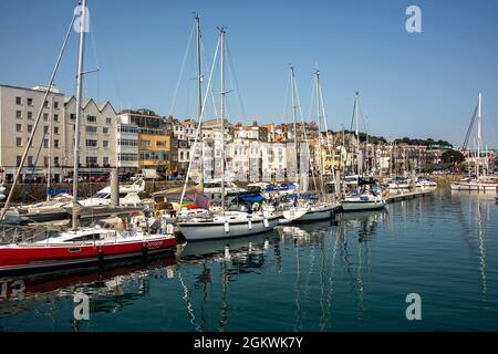 Guernesey, Royaume-Uni - 6 août 2018 : village et port de St. Peter Port, qui est la capitale et le principal port maritime de Guernesey. Banque D'Images