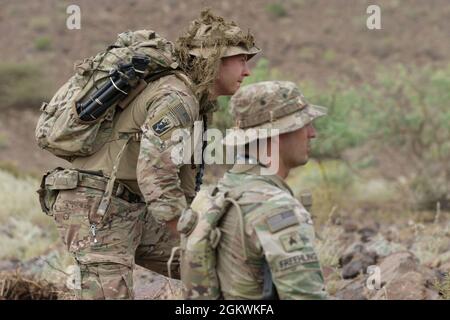 Les soldats américains attachés à la compagnie Apache, 1-102d Infantry (Mountain), et à la compagnie Battle Company, 1-157e Infantry (Mountain), tous deux 86e équipe de combat de la brigade d'infanterie, Force opérationnelle Iron Gray en soutien à la Force opérationnelle interarmées combinée-Horn of Africa (CJTF-HOA), mènent une tige de tireur d'entraînement à Djibouti, le 10 juillet 2021. La formation du pédoncule est plus prononcée sur la capacité du sniper à se déplacer lentement, de manière furtive et méthodique pour s'approcher d'une cible ou observer un objectif sans que le spotter ne le détecte. Apache Company sert de force de réaction en Afrique de l'est (EARF), qui fournit un déploiement rapide prêt au combat ca Banque D'Images