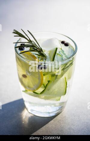Gin tonique et concombre, baies de genévrier et romarin Banque D'Images