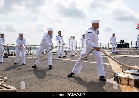 YORKTOWN (Virginie), le 11 juillet 2021 – des marins affectés au destroyer de missiles guidés de classe Arleigh Burke USS Laboon (DDG 58) gèrent des lignes d'amarrage alors que Laboon retourne au port d'origine après un déploiement de 7 mois dans la zone d'opérations de la Cinquième et Sixième flotte des États-Unis, le 11 juillet 2021. Laboon est côté jetée de la base navale Yorktown, qui effectue l'entretien de l'itinéraire. Banque D'Images